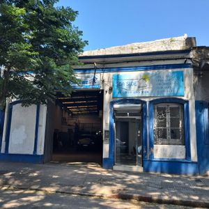 ¡oportunidad! Amplio Local De 300 M² En Arenal Grande Esq. Hocquart,  Zona Mayorista. Ideal Para Empresas De Importación, Distribución O Gran Depósito. ¡potencial Para Su Negocio!