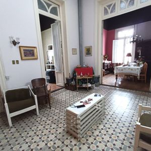 ¡¡casa Excepcional De Estilo!! Padrón único En Esquina. Gran Subsuelo Con Entrada Independiente. Azotea Con Mucho Potencial.