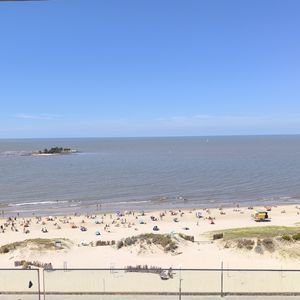 Venta Apartamento 2 Dormitorios, 2 Baños, Y Balcón Frente Al Mar En Rambla Malvín