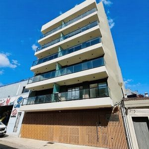 Apartamento A Estrenar De 2 Dormitorios, Balcón Al Frente, Ubicación Privilegiada En Tres Cruces.