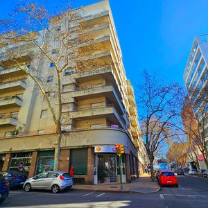 Espectacular Unidad De 125 M2 + 50 M2 De Terraza C/frente A 2 Calles ,  2 Garajes,  1 Cuadra De La Imm... Ejido Y Canelones, Con 3 Dorm, 2 Baños + Servicio Completo, En Un Edificio Emblemático Con Exoneración De Contribución Inmobiliaria.