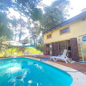 Casa En Venta En Piriapolis, Barrio Country Con Piscina