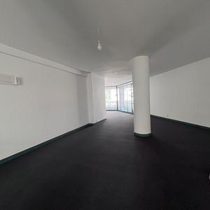 Alquiler Amplio Local Comercial En Cordón Sobre 18 De Julio De 3 Plantas
