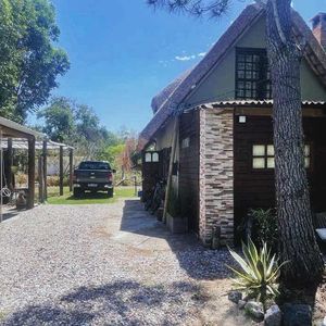 Venta | Cabaña De 3 Dormitorios En Bello Horizonte Con Jardín Y Piscina