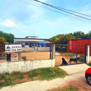 Sobre Los Aromos, 608 M2 De Terreno,  300 M2 Construidos Entre 2 Plantas Con 4 Aptos, 1 Parrillero Techado;  Y Un Local Comercial De 130 M2 Al Frente Con Estacionamiento.