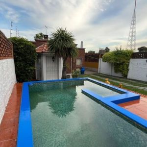 Casa En Venta En Piedras Blancas, 3 Dormitorios, 3 Baños, Garaje, Piscina, Fondo Con Barbacoa Y Parrillero, Padron Unico, Acepta Banco.