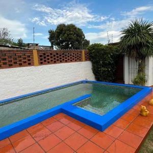 Casa En Venta En Piedras Blancas, 3 Dormitorios, 3 Baños, Garaje, Piscina, Fondo Con Barbacoa Y Parrillero, Padron Unico, Acepta Banco.