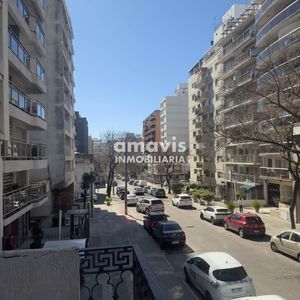 Casa De 3 Niveles En Pleno Pocitos Ideal Empresa