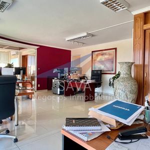 Venta Apartamento 4 Dormitorios En El Centro. A Pasos De La Plaza Independencia Y De La Av. 18 De Julio!