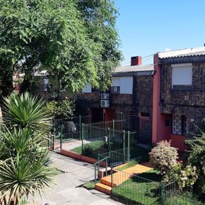 Venta Apartamento 3 Dormitorios En La Teja, Complejo Cerrado Con Espacio Para Estacionamiento.