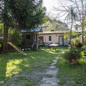 Chalet De Solida Construcción Cerca Del Arroyo, Hermosa Cuadra