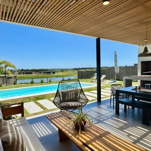 Casa En Venta, 4 Dormitorios, Piscina Climatizada, Losa Radiante. Barrio Privado La Juana