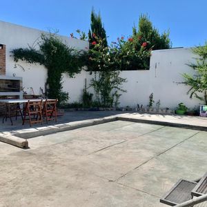 Venta Con Renta! Casa De 1 Dormitorio + Escritorio. Amplio Fondo Con Parrillero.