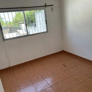 Alquilo Apartamento Tipo Casa 2 Dormitorios Con Patio, Parrillero Y Parking En Prado