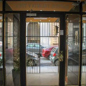 Apartamento En Ciudad  Vieja, A Pasos De La Peatonal Sarandi Y De La Iglesia Matriz, Con Garage