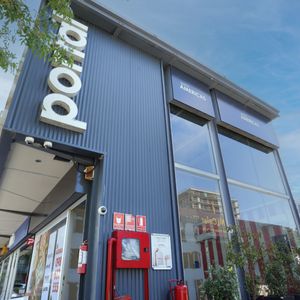 Local Comercial En Alquiler: Fachada Moderna, Alta Visibilidad Peatonal Y Gran Oportunidad Gastronómica.