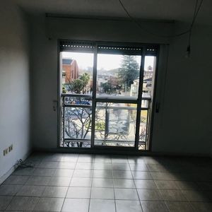 Alquiler En Malvin, 1 Dormitorio, Piso 3 Al Frente, Terraza Lavadero, Porteria Virtual