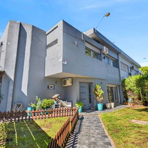 Casa En Venta En Malvín Sur A 2 Cuadras De La Rambla, 3 Dormitorios, 3 Baños, Estufa A Leña, Parrillero Y Estufa A Leña