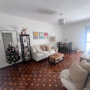 Venta Apartamento Reciclado Con 2 Dormitorios Y Patio En Zona Comercial