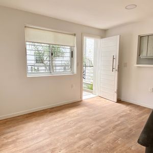 Apartamento Venta Aguada Con Patio. Con Renta.