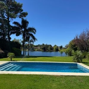 Residencia De Lujo Frente Al Lago, Padrón único, 4 Dormitorios, Barbacoa, Servicios Completos Y Piscina.