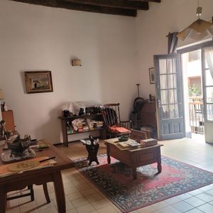 Venta En Ciudad Vieja, 2 Dormitorios, Por Escalera