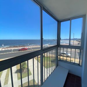 Apartamento En Malvin 2 Dormitorios Y Garaje Con Vista Al Mar