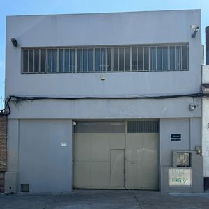 Galpon O Local Comercial Con Entrepiso Y Entrada Para Vehículos Chicos