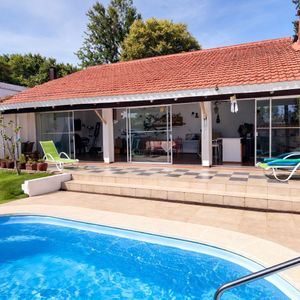 En Venta – Casa De 3 Dormitorios Y Con Barbacoa Y Piscina Ubicada En Malvin
