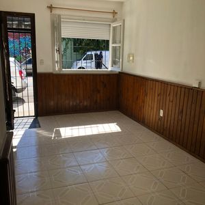 Casa 2 Dormitorios, Patio, P.b Al Frente, Bien Ubicada!  Vivir O Inversión! Oportunidad