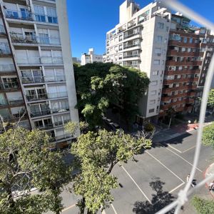 Punta Carretas: Venta Apartamento De 2 Dormitorios Y Servicio En Piso Alto