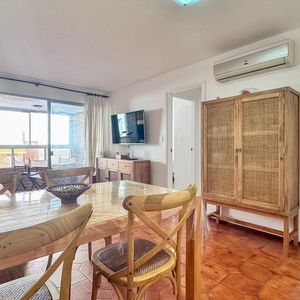 Apartamento En Primera Línea Playa Mansa, 1 Dormitorio, Parrillero Propio Y Amenities En Alquiler Invernal 2026