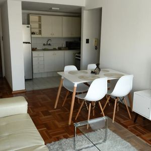 Alquiler En Pocitos Amueblado De 1 Dormitorio, Piso Alto Al Frente, Porteria Y Lavanderia