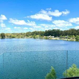 Impecable Apartamento En Venta De 2 Dormitorios Con Vista Al Lago