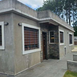 Hermoso Padrón único En Esquina,en Una Sola Planta,de Excelente Construcción, En Lugar Super Apasible Y Arbolado, 2 Dormitorios, 2 Baños, Garaje Cerrado Para 2 Autos Y Piscina.