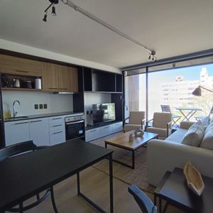 Apartamento De Un Ambiente Totalmente Equipado Con Muebles De Diseño, Muy Buena Distribución Y Balcón.