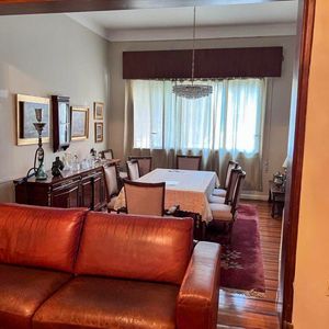 Exclusiva Residencia En Punta Carretas: 5 Dormitorios, Amplio Patio Con Parrillero Y Garaje Privado.