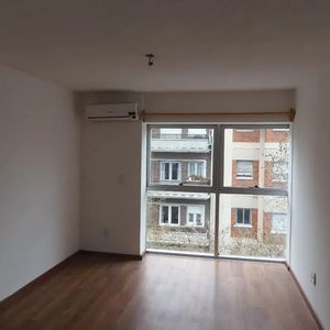 Monoambiente En Centro, Aire Acondiciondo, Baño Completo, Terraza, Porteria, Salon De Uso Comun