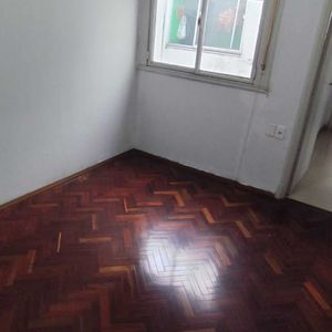 Av Millán Y Sitio Grande. De Categoría . 2do Piso X Esc. Contrafrente Muy Soleado 1 O 2 Dorm, Placares, Pisos De Parquet De Buena Calidad, Acceso A Azotea P/tender Ropa!!!