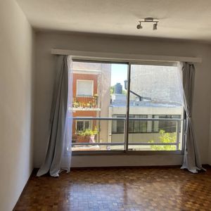 Alquiler En Pocitos, Monoambiente, Cocina Integrada, Seguridad 24hs, Gran Ventanal, Muy Luminoso