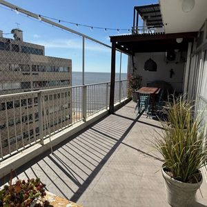 Penthouse De Lujo Exclusivo En Pocitos: Vistas Panorámicas Al Mar, 2 Dormitorios, 2 Baños, Servicio Completo, Impresionante Terraza De 30m² Y Garage, Ubicado Estratégicamente En José Martí Y Juan Benito Blanco, Con Vista Al Mar..