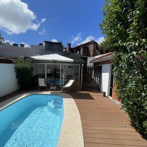 Venta Sólida Casa En Prado Con Garaje, Piscina Y Barbacoa