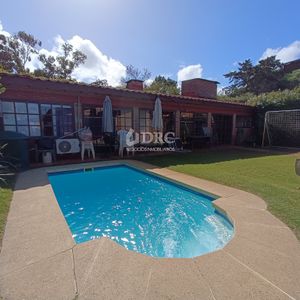Estupendo Chalet En Excelente Ubicación, 5 Dormitorios, 3 Baños, Piscina Y Barbacoa.