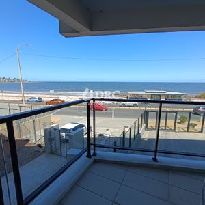 Hermoso Apartamento Sobre Rambla De Malvín, Con Vista Al Mar.