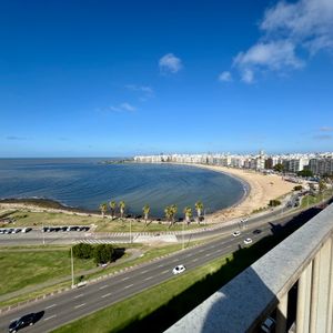 Venta Apartamento Penthouse De 3 Dormitorios Sobre Rambla De Pocitos Con Vista Al Mar