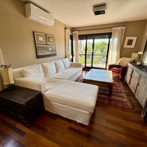 Apartamento En Venta De 3 Dormitorios Con Azotea De Uso Exclusivo Y Parrillero En Carrasco Sur