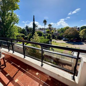Apartamento En Venta De 3 Dormitorios Con Azotea De Uso Exclusivo Y Parrillero En Carrasco Sur
