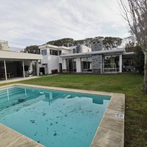 Hermosa Casa De 2 Plantas Con Jardín, Barbacoa Y Piscina