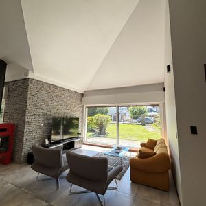 Residencia De Lujo: Elegante Casa De 3 Dormitorios Con Jardín Privado Y Acabados Premium