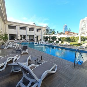 Divino Apartamento Amueblado, Piso Alto, Muy Nuevo, Excelente Ubicación, Con Muchos Amenities. Acepta Permuta.